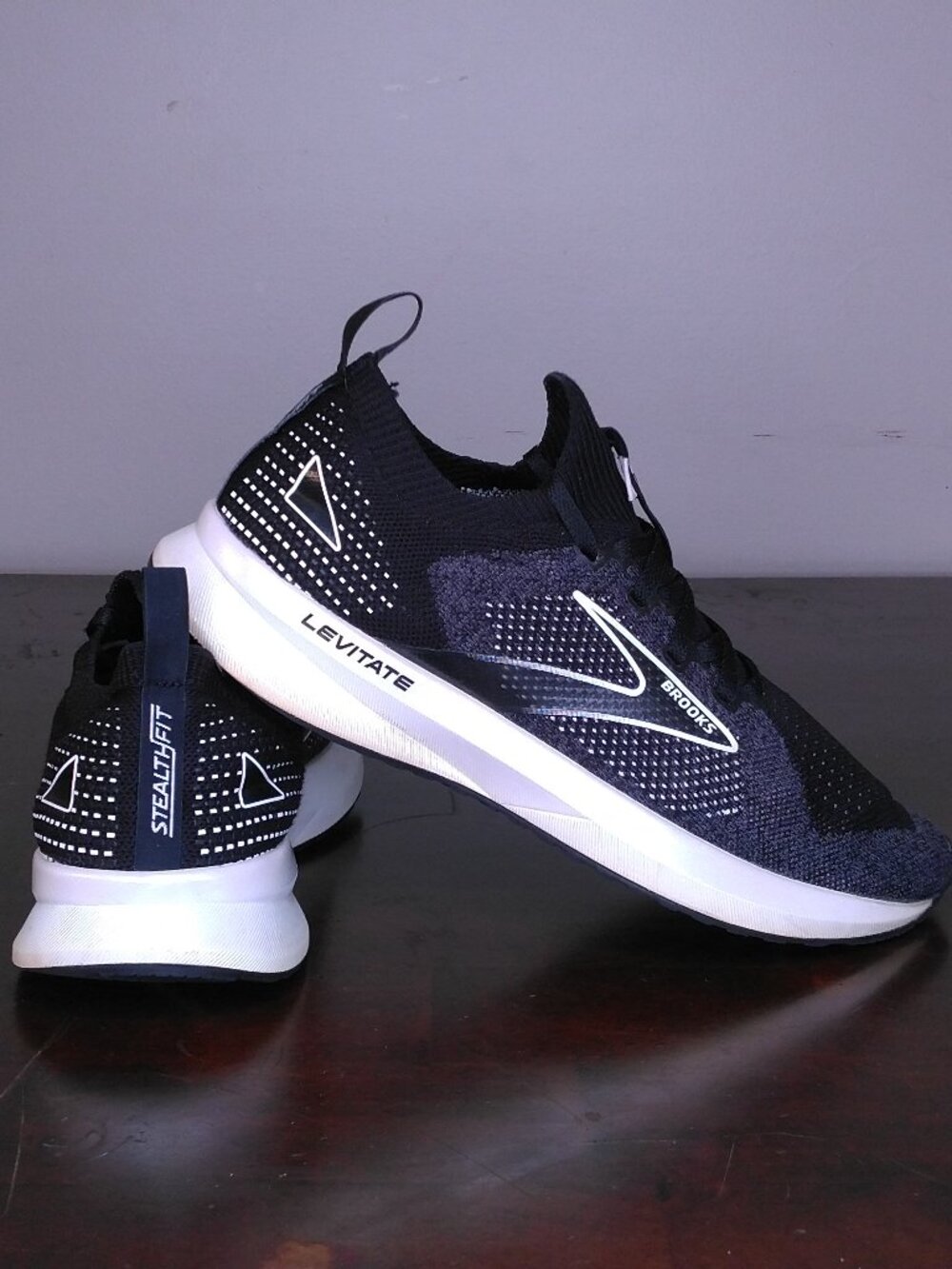 BROOKS Levitate 5 Shoes Womens SIZE 8.5 BLACK White RUNNING CrossFit 1203591B090